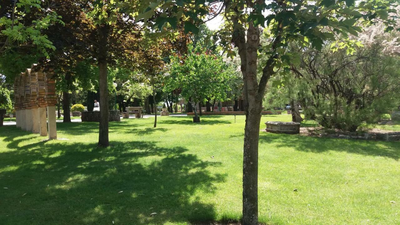 Centro San Viator Hostel Valladolid Bagian luar foto