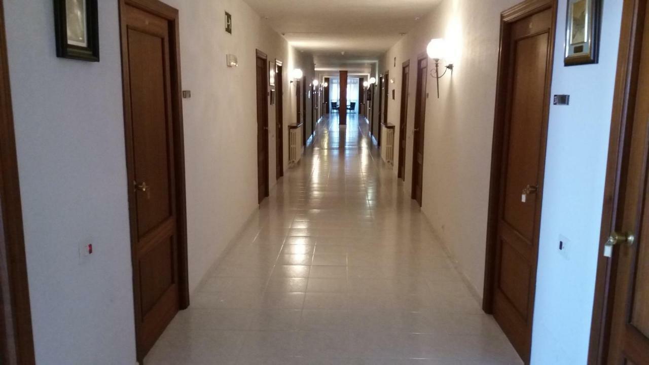 Centro San Viator Hostel Valladolid Bagian luar foto