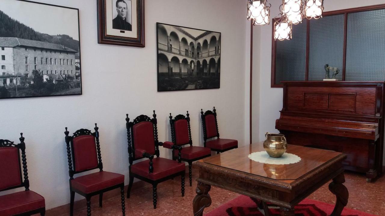 Centro San Viator Hostel Valladolid Bagian luar foto
